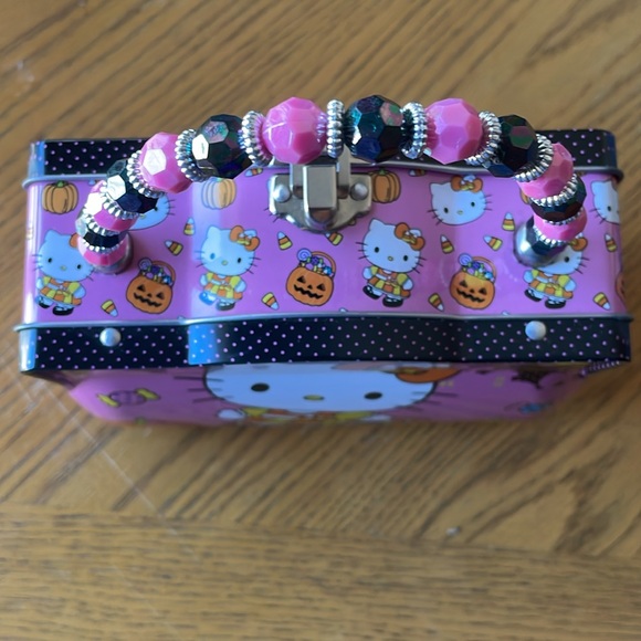 Hello Kitty Halloween Tin Purse - Picture 2 of 5
